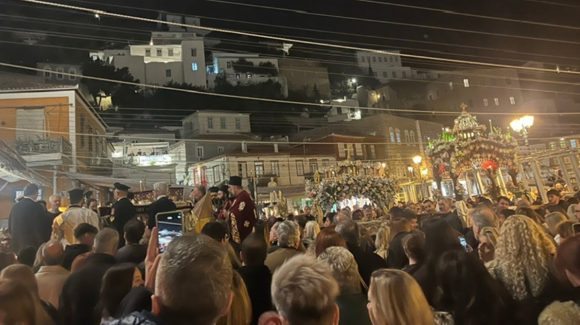 Με ευλάβεια η περιφορά των Επιταφίων στην Ύδρα, συναντήθηκαν στο λιμάνι του νησιού