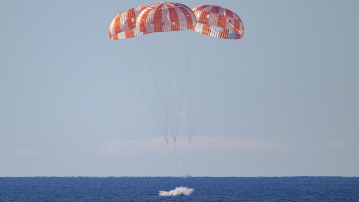 Στη Γη επέστρεψαν οι τέσσερις αστροναύτες του Artemis II μετά το ιστορικό ταξίδι στη Σελήνη, δείτε βίντεο
