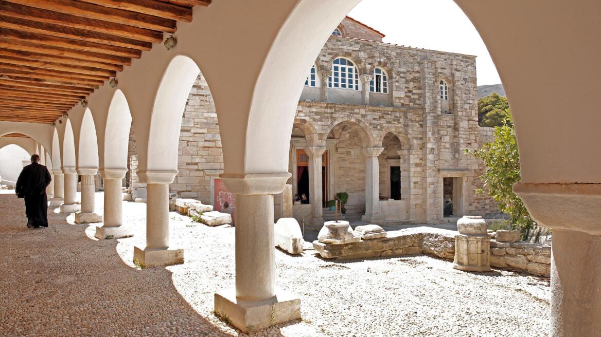 Αποστολή στην Πάρο: Η Μεγάλη Εβδομάδα στο νησί μέσα από 40 φωτογραφίες
