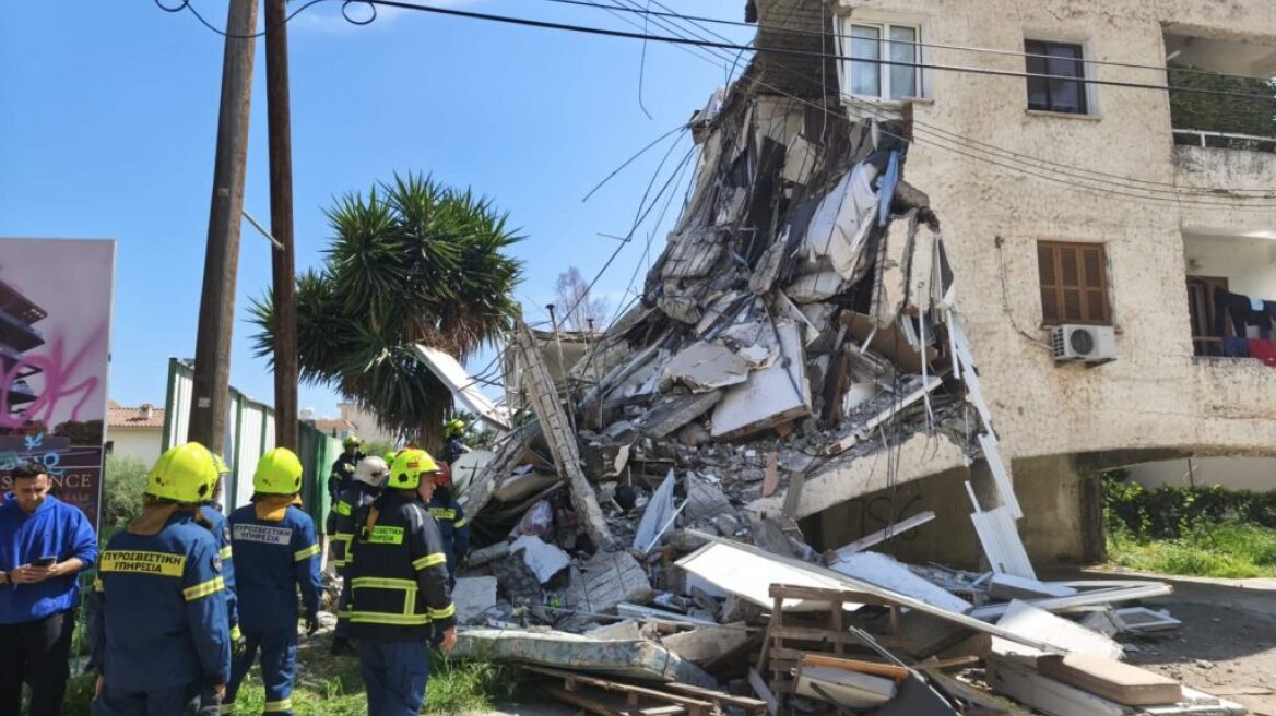 Κατέρρευσε διώροφη πολυκατοικία στην Κύπρο, τουλάχιστον ένας εγκλωβισμένος και τρεις τραυματίες - Δείτε βίντεο και φωτογραφίες