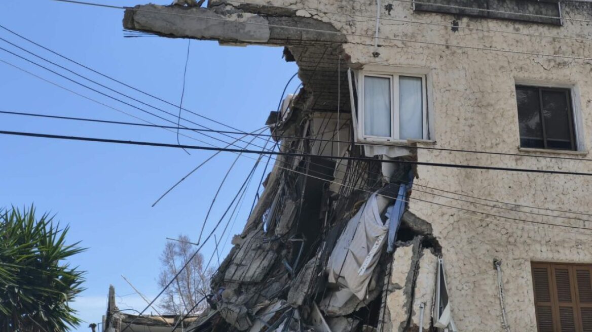 «Το ταβάνι είχε μια τεράστια τρύπα, σίδερα κρέμονταν και έπεφταν τσιμέντα»: Μαρτυρία για την κατάσταση της πολυκατοικίας που κατέρρευσε στην Κύπρο