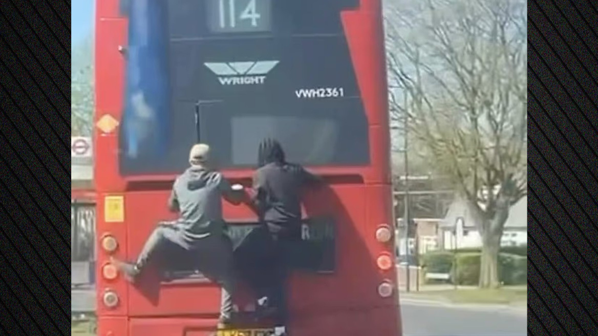 Λαθρεπιβάτες στη Βρετανία κρέμονται στο πίσω μέρος λεωφορείου ενώ είναι εν κινήσει, δείτε βίντεο