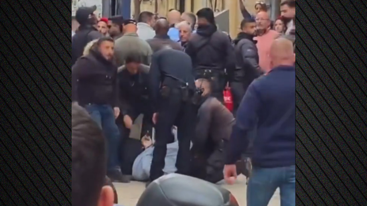 Δείτε βίντεο: Ισραηλινοί αστυνομικοί κατηγορούνται ότι απώθησαν με τη βία Παλαιστίνιους χριστιανούς στην αφή του Αγίου Φωτός