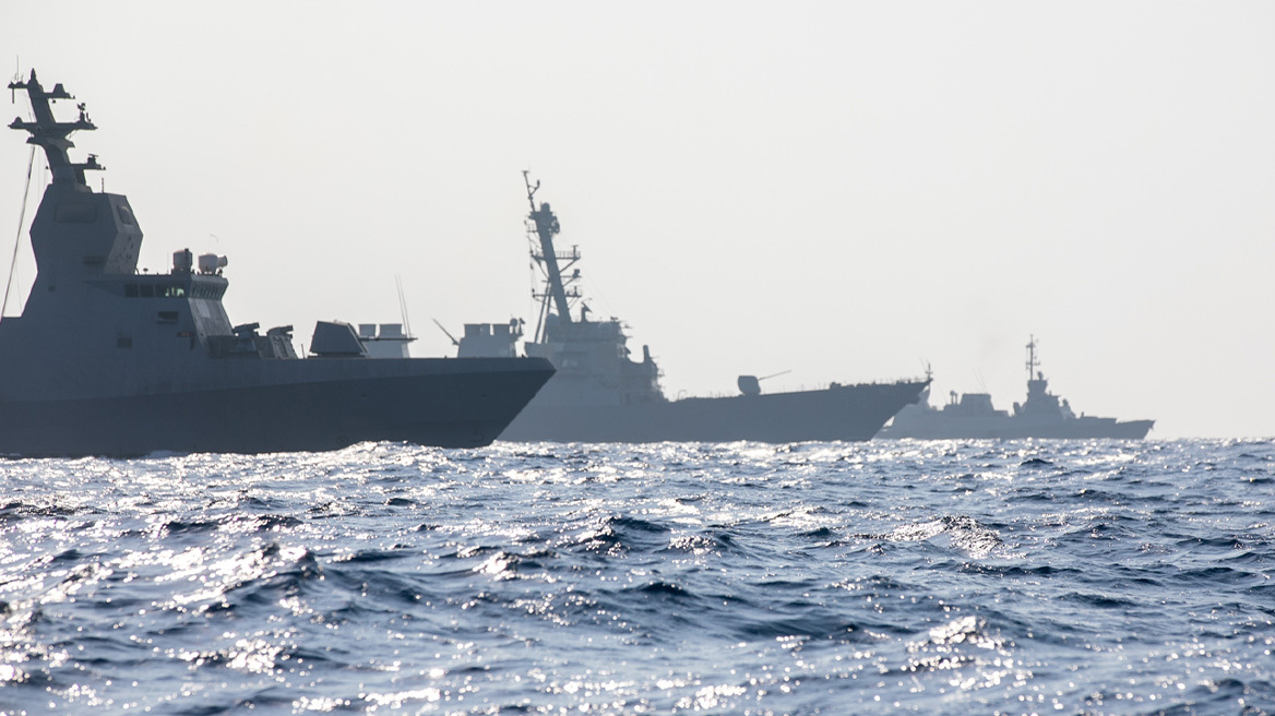 Δύο αμερικανικά αντιτορπιλικά διέσχισαν τα Στενά του Ορμούζ, ενώ ξεκινούσαν οι διαπραγματεύσεις στο Ισλαμαμπάντ