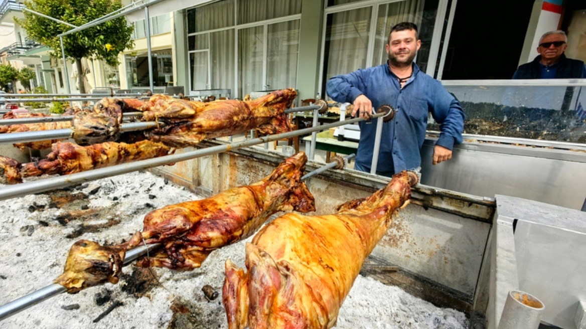 Κυριακή του Πάσχα: Από τα σπιτικά σουβλίσματα μέχρι το μαζικό ψήσιμο στους δρόμους, γιορτινές εικόνες σε όλη την Ελλάδα