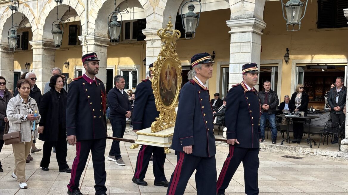 Με λαμπρότητα οι περιφορές των Αναστάσιμων εικόνων στην Κέρκυρα, δείτε βίντεο