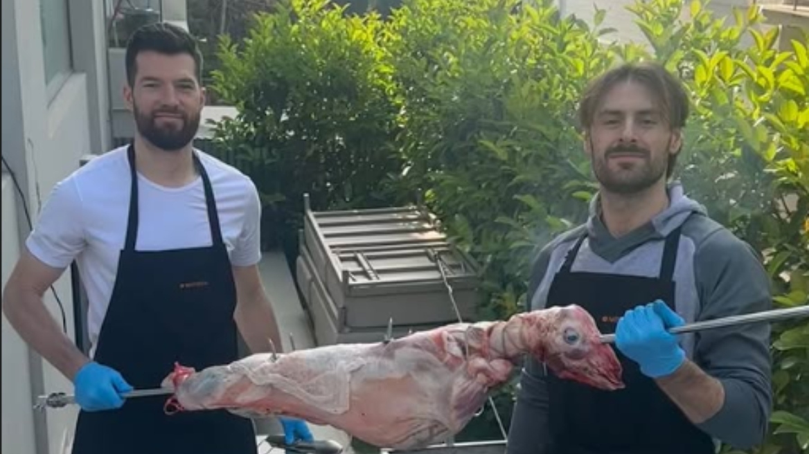 Ολυμπιακος: Ο Αλεκ Πίτερς έβαλε αρνί στη σούβλα με τον Τζορτζ Πάπας