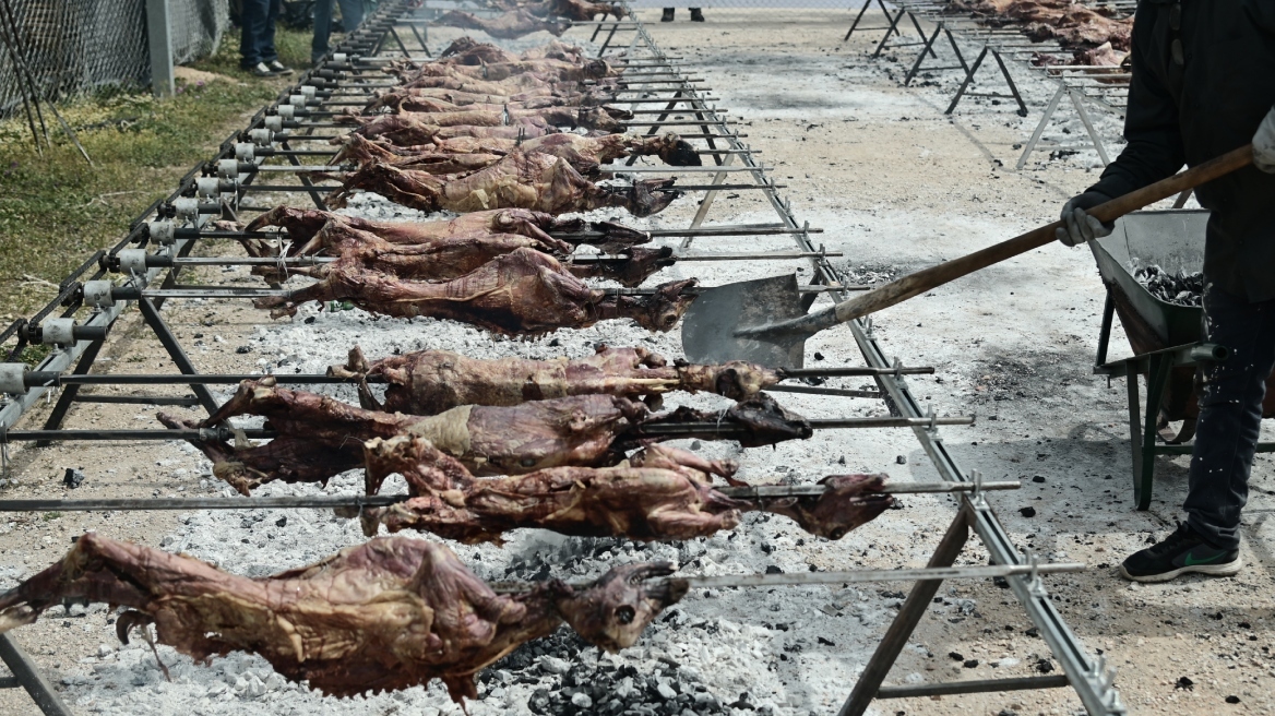 Με ανοιξιάτικο σκηνικό το ψήσιμο του οβελία σε όλη τη χώρα, σε ποιες περιοχές υπάρχει πιθανότητα βροχής