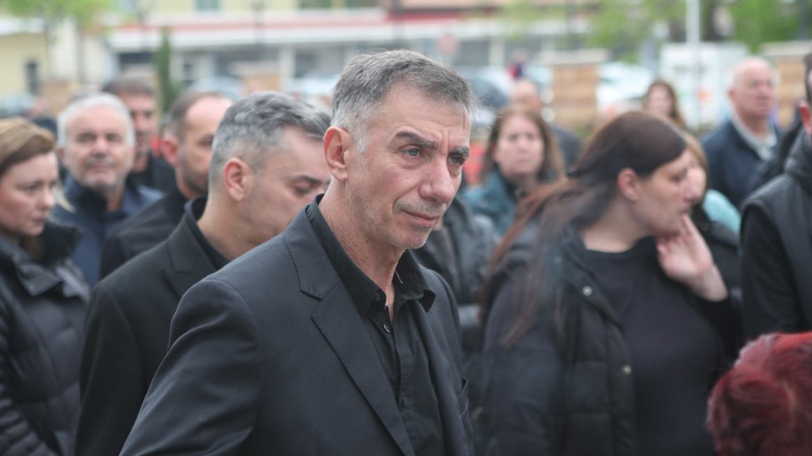 Συγκίνηση στο τελευταίο αντίο για τον Στέφανο Μπορμπόκη, έκλαψε ο αδελφός του