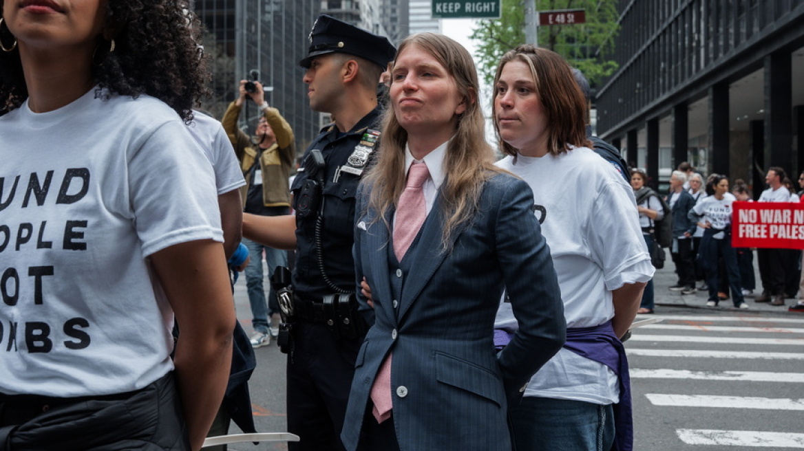 Δεκάδες διαδηλωτές υπέρ των Παλαιστινίων συνελήφθησαν στη Νέα Υόρκη, ανάμεσά τους και η Τσέλσι Μάνινγκ