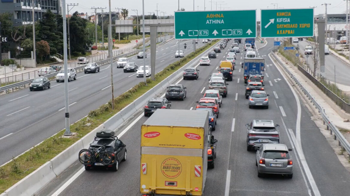 Κίνηση στους δρόμους: Μεγάλη ταλαιπωρία σε Κηφισό, Κηφισίας και στο κέντρο της Αθήνας - 30λεπτες καθυστερήσεις στην Αττική Οδό 