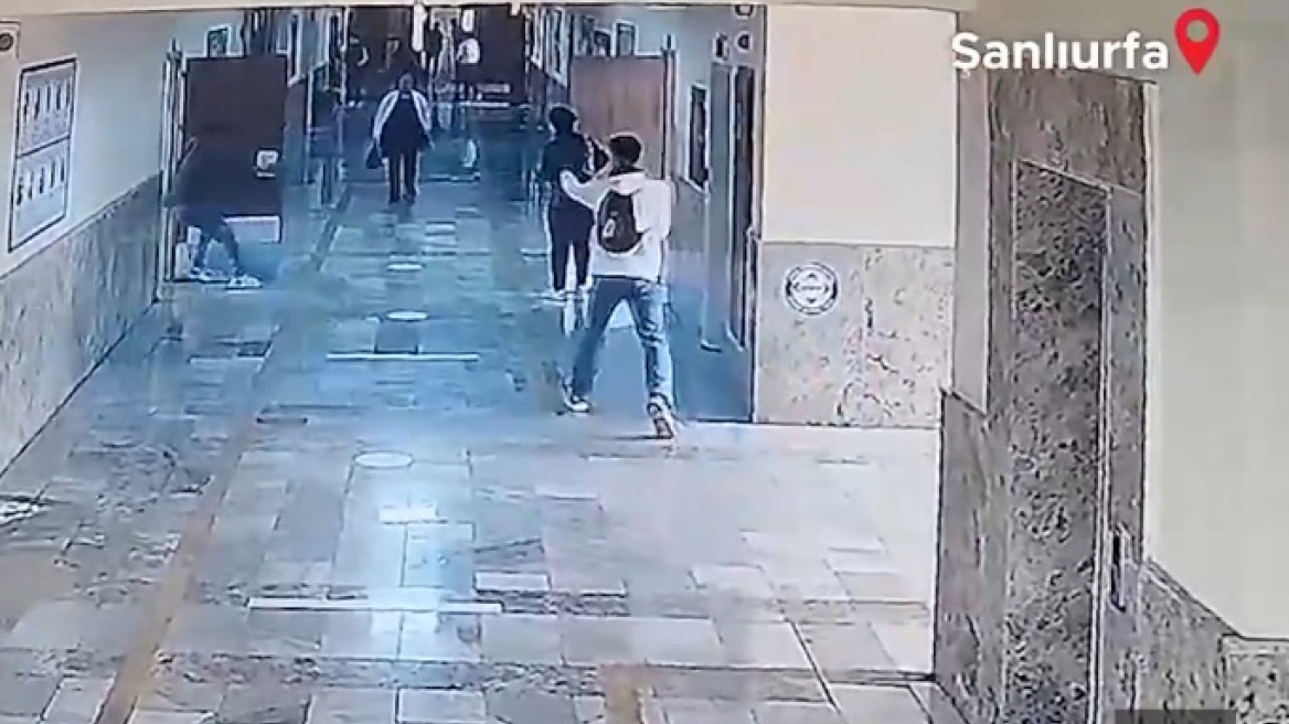 Δείτε βίντεο: Η στιγμή που ο ένοπλος 19χρονος μπαίνει στο σχολείο στη Σανλιούρφα της Τουρκίας και ανοίγει πυρ αδιακρίτως