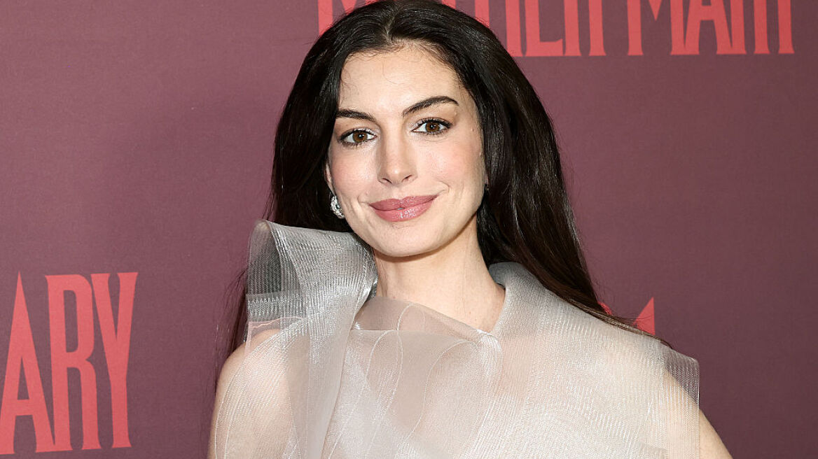 Αν Χάθαγουεϊ: Με διάφανο φόρεμα στην πρεμιέρα της νέας της ταινίας