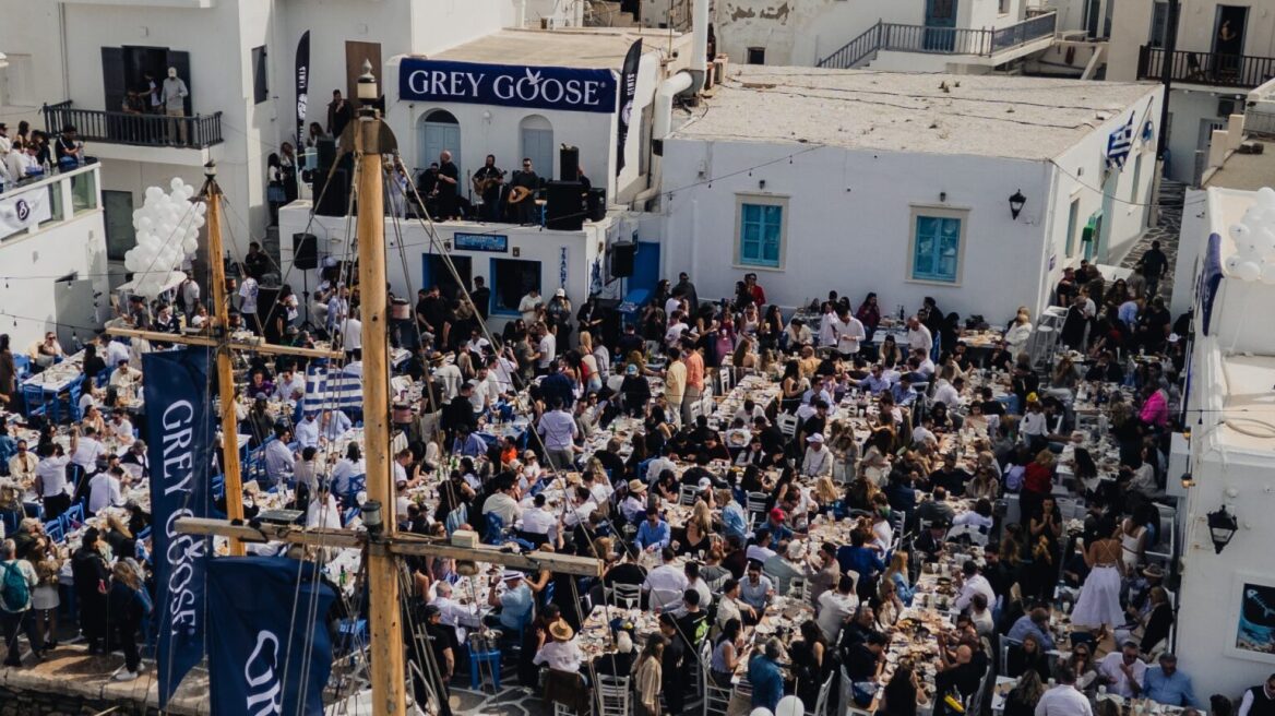 
Πάρος: Το πασχαλινό γλέντι της Νάουσας που έχει γίνει θεσμός