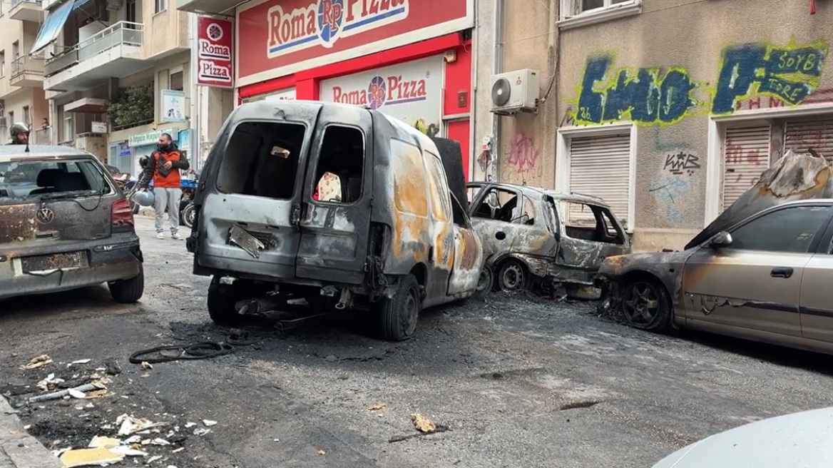 Κάηκαν 3 ΙΧ σε κεντρικό δρόμο της Κυψέλης, επιχειρούν 12 πυροσβέστες με 4 οχήματα