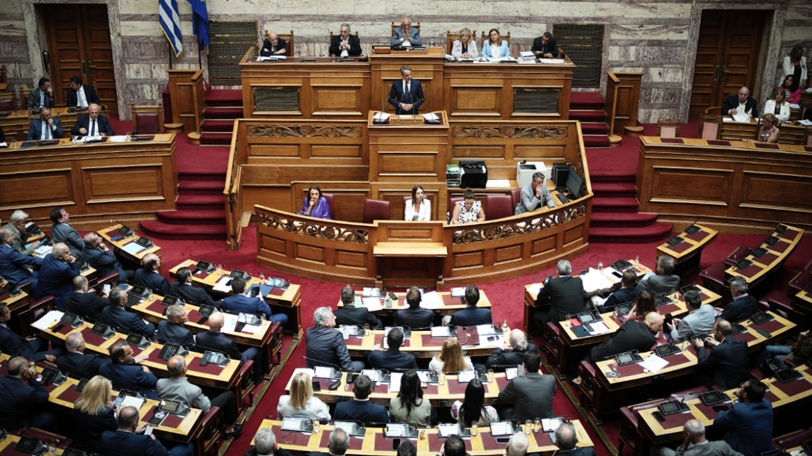 Πολιτικός πυρετός για τη συζήτηση για το κράτος δικαίου στη Βουλή την Πέμπτη: Με θεσμικές τομές η ΝΔ, το ενδεχόμενο πρότασης μομφής ζυγίζει η αντιπολίτευση