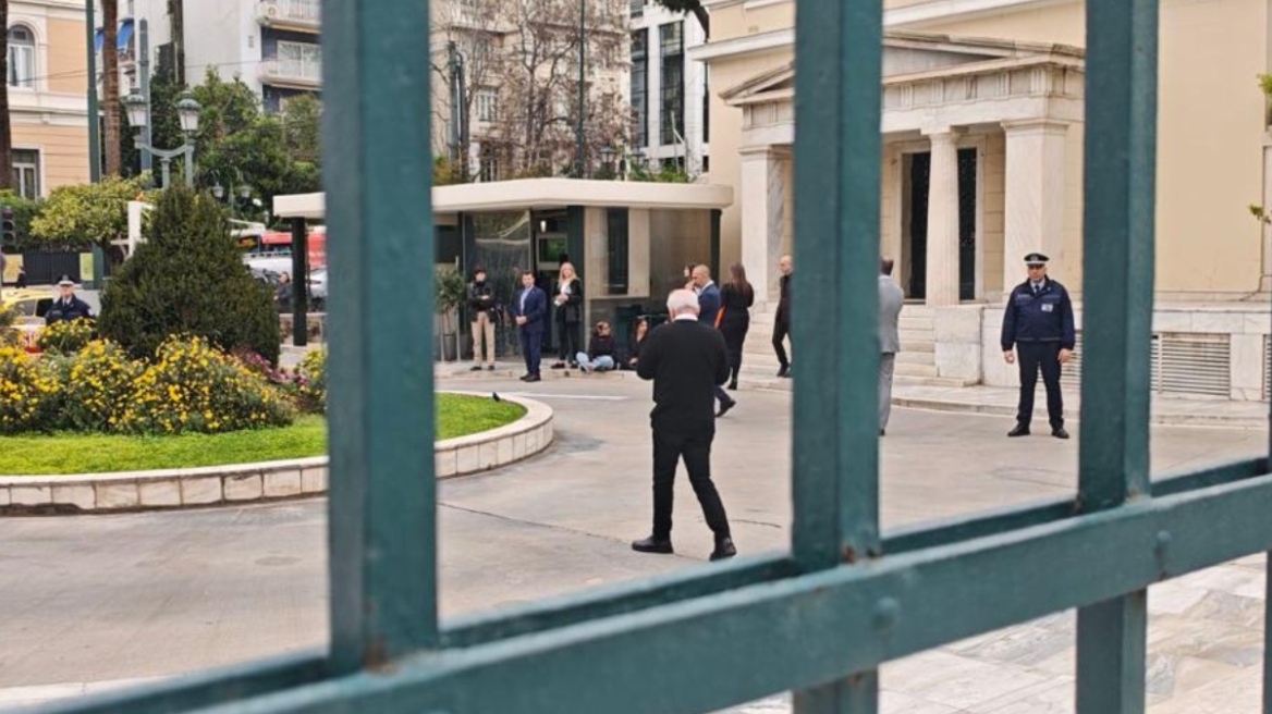 Τέσσερις διαδηλώτριες μπήκαν στο προαύλιο της Βουλής για να διαδηλώσουν για τα προσφυγικά