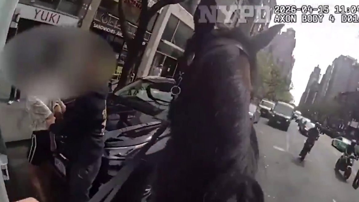 Εντυπωσιακό βίντεο: Έφιππος αστυνομικός καταδιώκει και συλλαμβάνει τσαντάκια στο κέντρο της Νέας Υόρκης