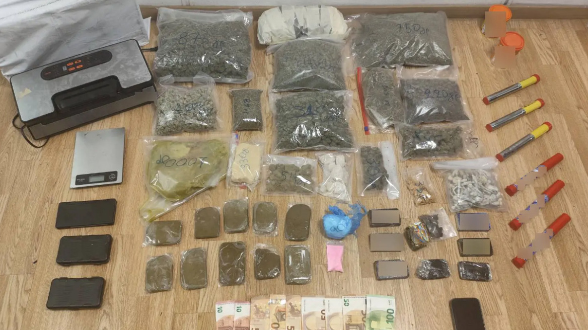 Συνελήφθη 27χρονος που παρέλαβε ταχυδρομικό δέμα με σχεδόν 2 κιλά κάνναβης