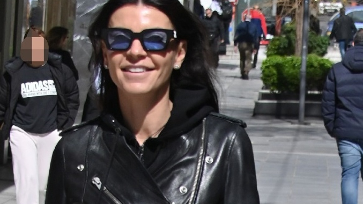 Η Μαρίνα Βερνίκου με total black σύνολο και το αγαπημένο της κατοικίδιο σε βόλτα στην Αθήνα
