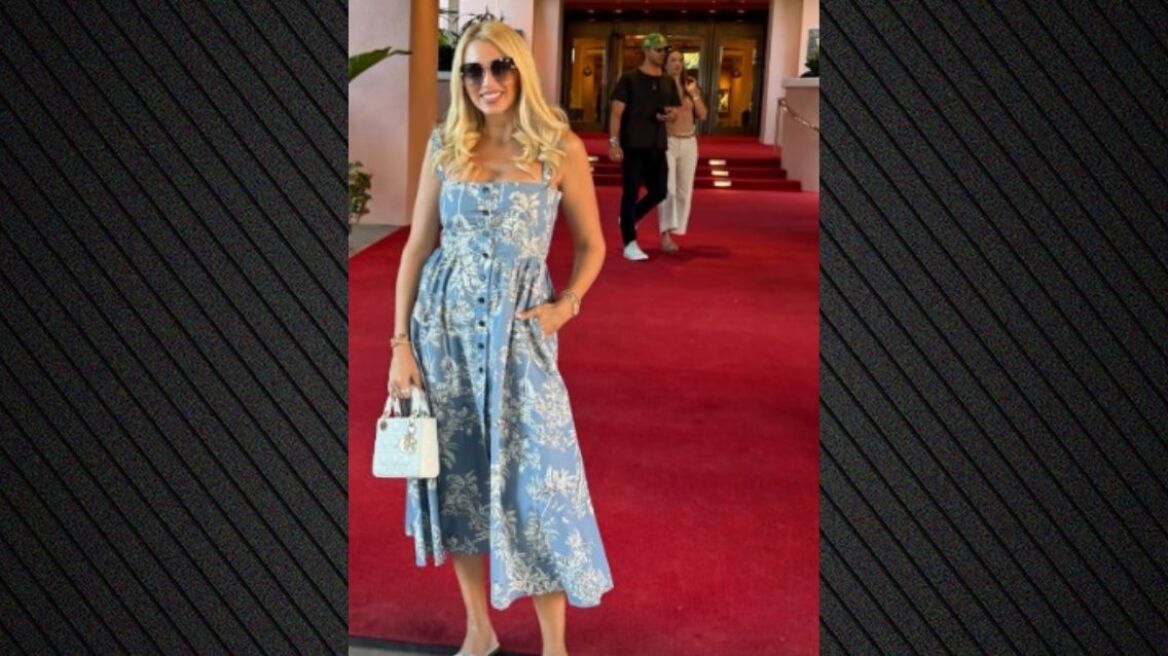 Η Κωνσταντίνα Σπυροπούλου έβγαζε φωτογραφία, ενώ περνούσε από πίσω της η Αλεσάντρα Αμπρόσιο