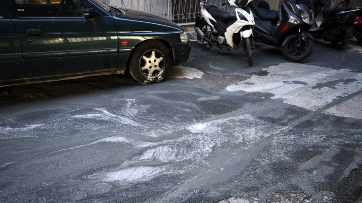 Κυψέλη: Παράξενη διαρροή υγρού τσιμέντου από αυλή εγκαταλειμμένου σπιτιού