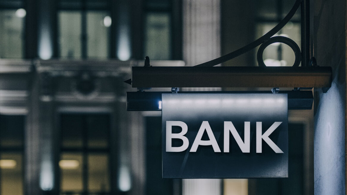 Μισθοί άνω του 1 εκατ. ευρώ για 25 Έλληνες τραπεζίτες (πίνακες)