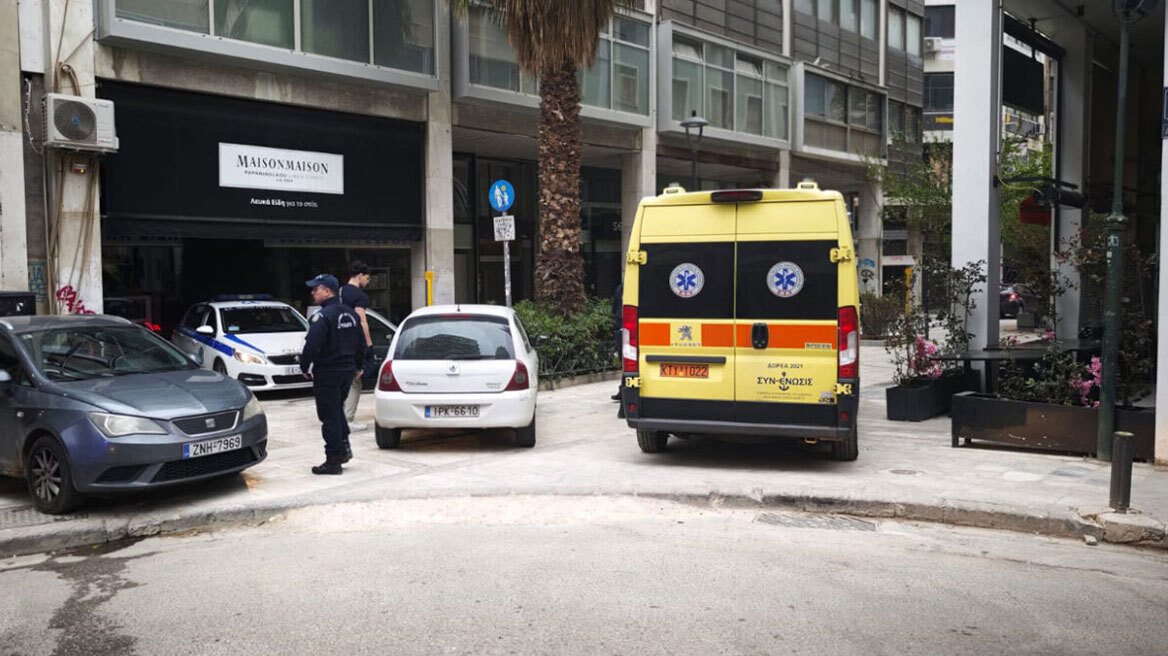 Μυστήριο με το πώς συνέβη η θανάσιμη πτώση της γυναίκας από πολυκατοικία στο κέντρο της Αθήνας: Σε άλλο όροφο βρισκόταν ο Ιταλός