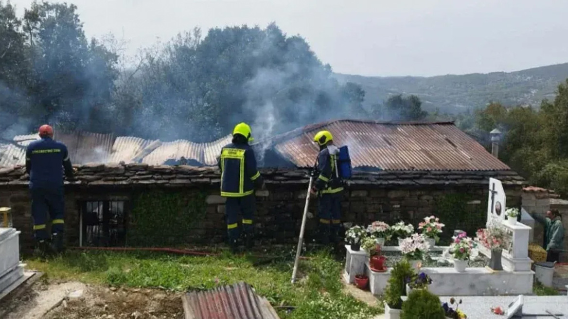 Φωτιά σε νεκροταφείο στα Ιωάννινα, στις στάχτες το οστεοφυλάκιο, δείτε φωτογραφίες