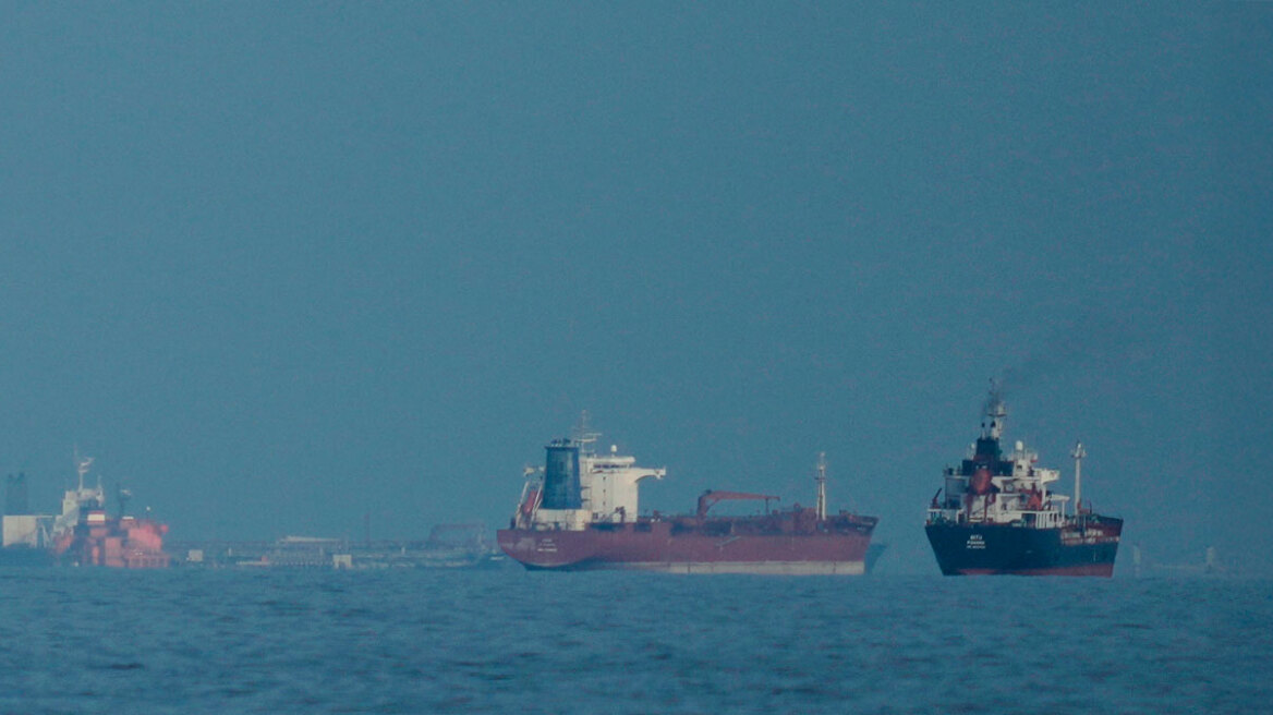 Το Ιράν ανοίγει τα Στενά του Ορμούζ για τα εμπορικά πλοία για όσο διαρκεί η εκεχειρία στον Λίβανο - Πτώση στο πετρέλαιο, κάτω από $90 το Brent