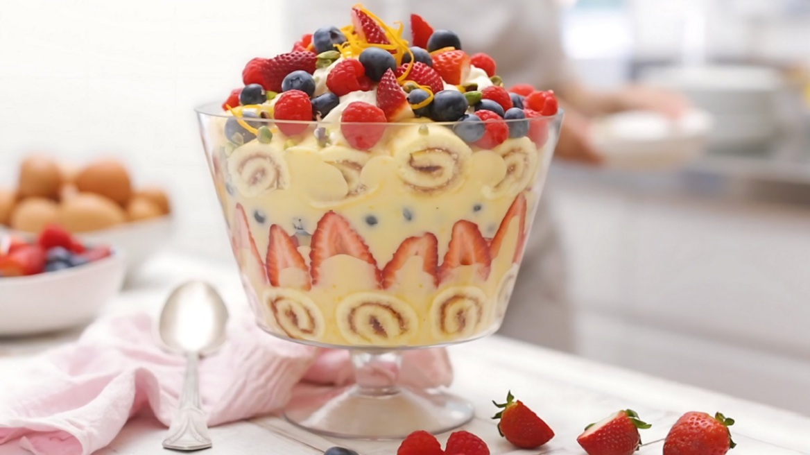 Trifle (τράιφλ): Το αγγλικό γλυκό με στρώσεις και 4 συνταγές για να το φτιάξουμε στο σπίτι
