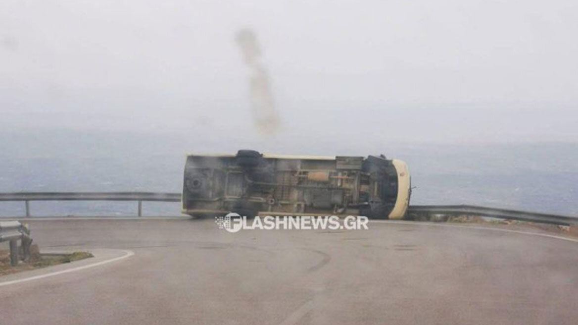 Ανετράπη λεωφορείο στα Χανιά ενώ ο σφοδρός άνεμος σήκωνε πέτρες στα Σφακιά
