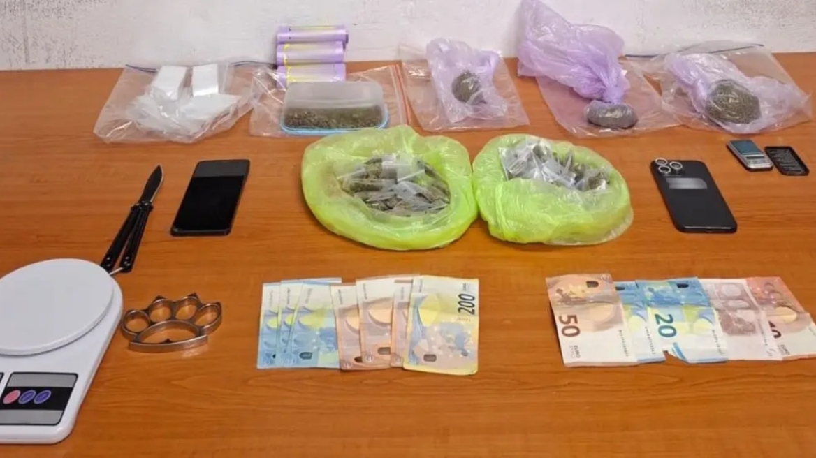 Συνελήφθησαν νεαροί με ναρκωτικά στον Άγιο Παντελεήμονα, λάμβαναν εντολές από το φυλακισμένο αφεντικό της αλβανικής μαφίας