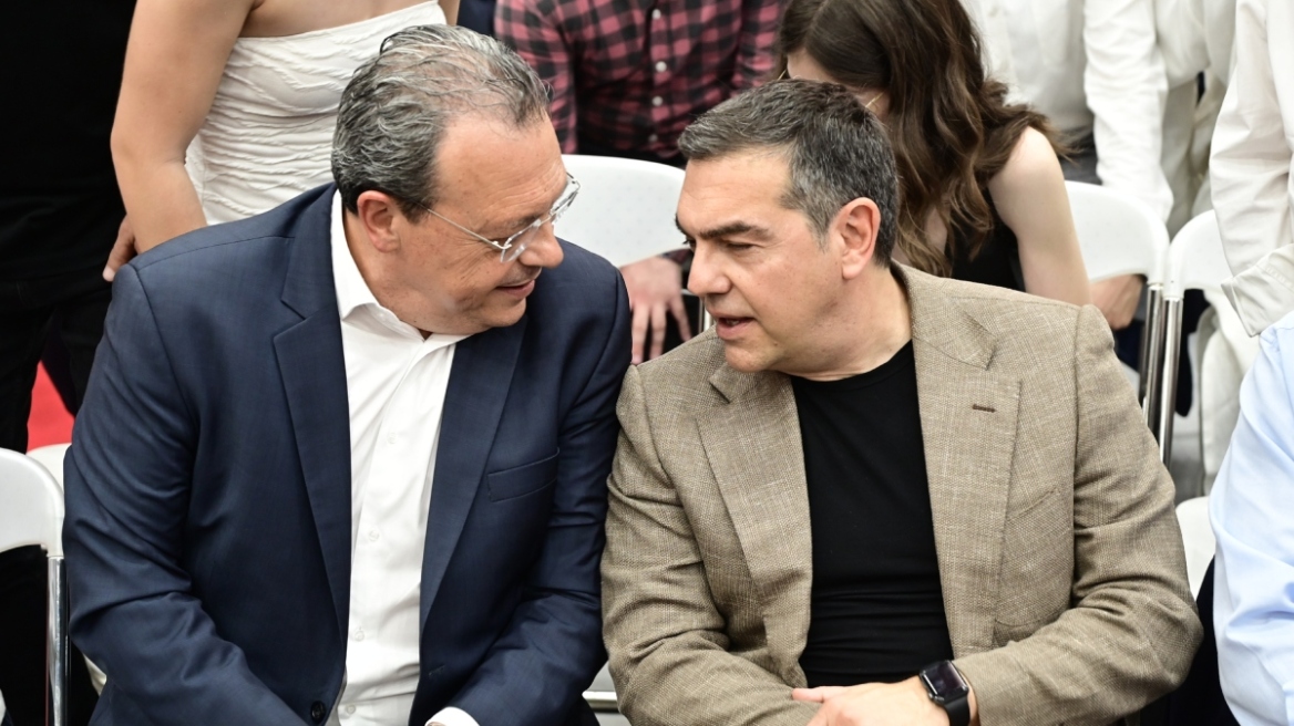 Στον εξώστη του ΣΥΡΙΖΑ ο… Τσίπρας: Η αναμονή για το νέο κόμμα εξαντλεί την Κουμουνδούρου και ενισχύει το ΠΑΣΟΚ