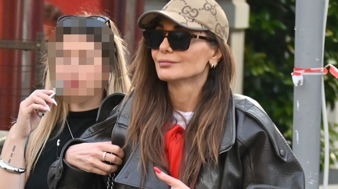 Δέσποινα Βανδή: Το δερμάτινο τζάκετ που επέλεξε για τη βόλτα της στην Αθήνα (εικόνες)