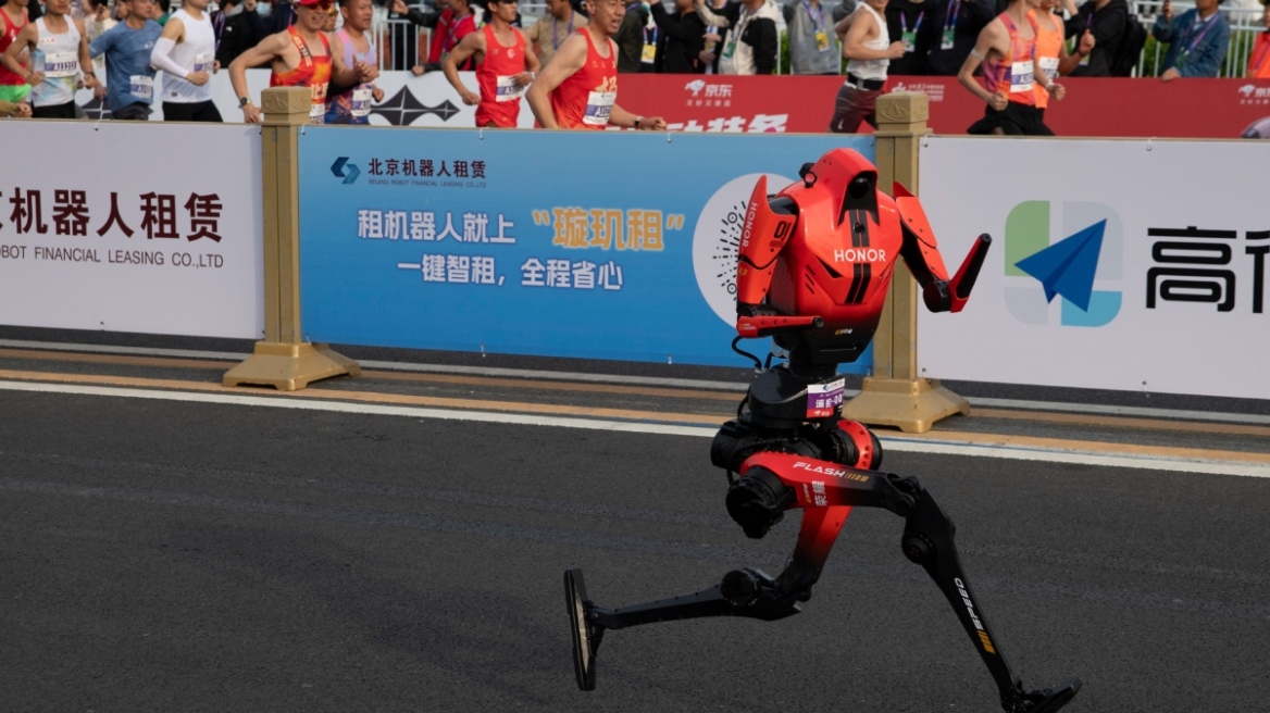 Ρομπότ... δρομέας στην Κίνα έτρεξε σε ημιμαραθώνιο και έσπασε το παγκόσμιο ρεκόρ, δείτε βίντεο