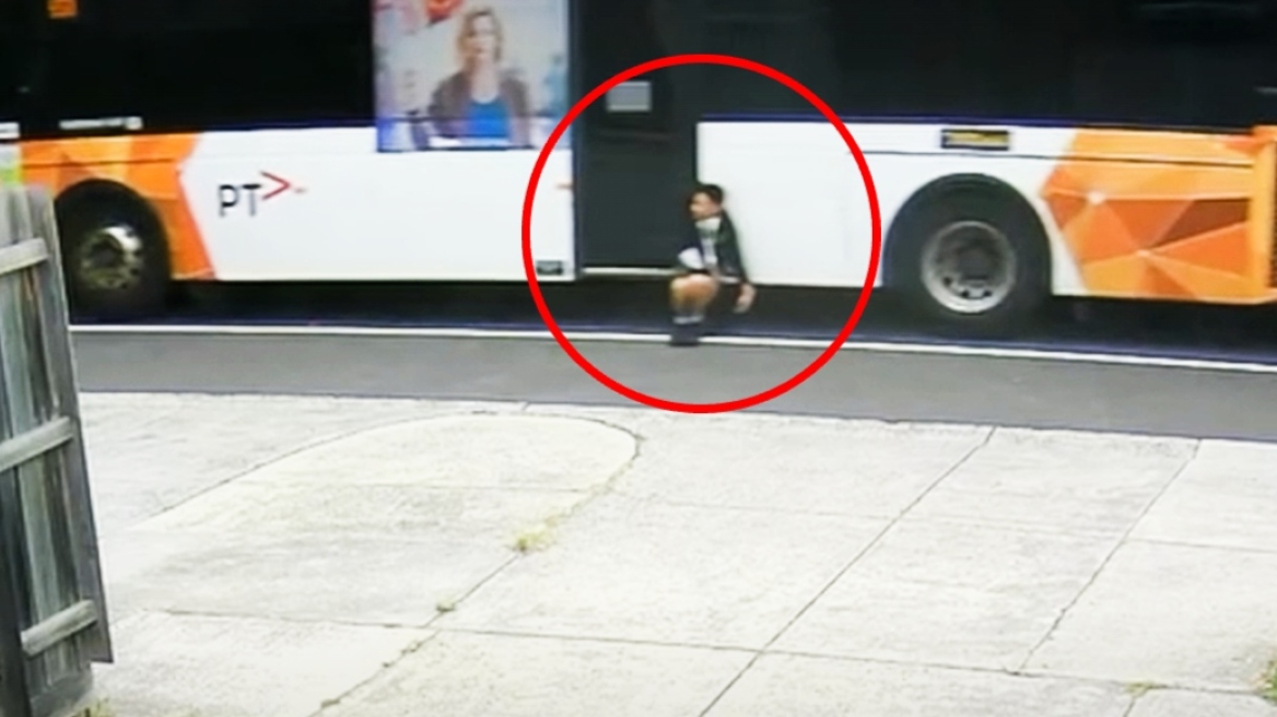 Τρομακτικό βίντεο από την Αυστραλία: 12χρονος πιάστηκε σε πόρτα λεωφορείου και σύρθηκε στον δρόμο για 350 μέτρα