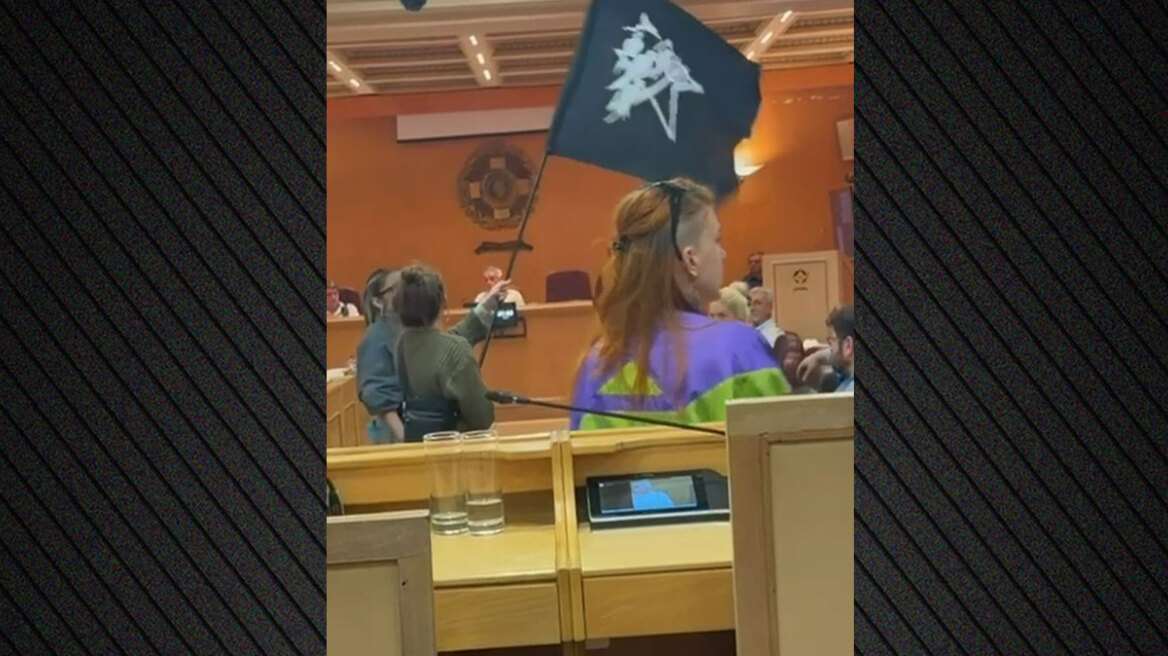 Βίντεο: Εισβολή αναρχικών στο δημοτικό συμβούλιο της Αθήνας, φώναζαν συνθήματα για τα Προσφυγικά