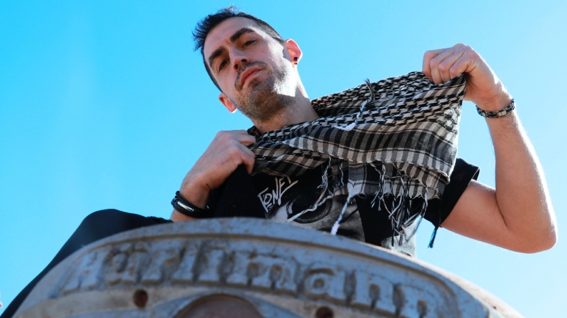 Ο ράπερ Μόνιμος Κάτοικος έγινε μπαμπάς, η φωτογραφία με τον νεογέννητο γιο του