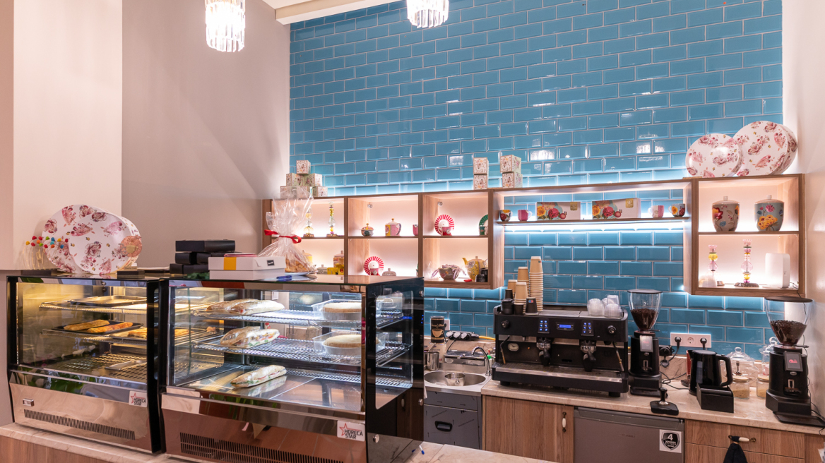 Καφέ «ΠΟΙΚΙΛΗ ΣΤΟΑ» - Το πρώτο Κοινωνικό Καφενείο με εργαζόμενους άτομα με αναπηρία  στο Θριάσιο Πεδίο, με τη στήριξη της HELLENiQ ENERGY