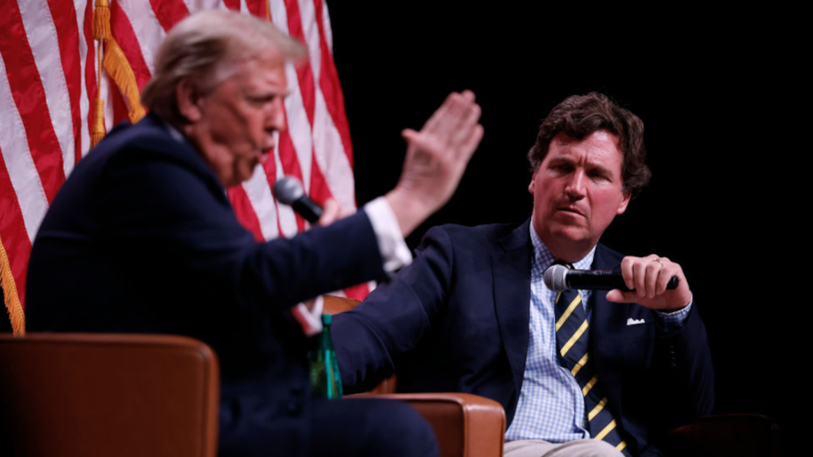 «Μετάνιωσα που τον στήριξα και τώρα βασανίζομαι» λέει τώρα ο Τάκερ Κάρλσον για τον Τραμπ