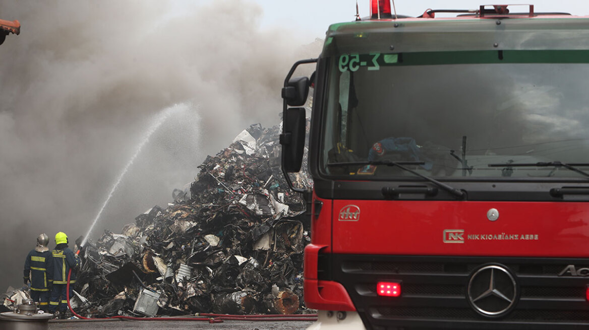 Φωτιά σε εταιρεία ανακύκλωσης στο Ωραιόκαστρο, ήχησε το 112 για τους καπνούς - «Μείνετε σε εσωτερικούς χώρους, κλείστε πόρτες και παράθυρα»