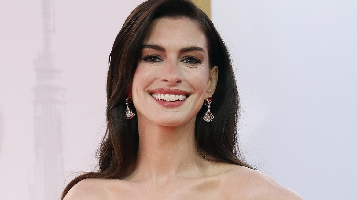 Αν Χάθαγουεϊ: Στην πρεμιέρα του «Ο Διάβολος Φοράει Prada 2», με το λουκ της κινηματογραφικής ηρωίδας της