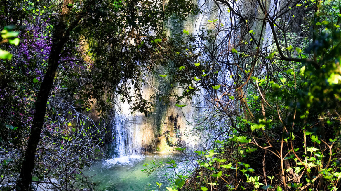 Ένα παραμυθένιο σκηνικό: Οι εντυπωσιακοί καταρράκτες των Νυμφών που μαγεύουν τους επισκέπτες, δείτε εικόνες