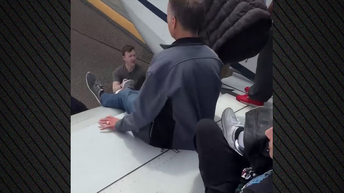 Θρίλερ σε πτήση της  United Airlines: Αναγκαστική προσγείωση υπό το φόβο βόμβας, οι επιβάτες κατέβηκαν από τα φτερά - βίντεο