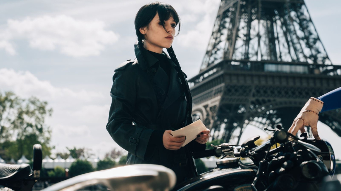 Η πρώτη εικόνα από τον τρίτο κύκλο της σειράς «Wednesday»: Η Τζένα Ορτέγκα στο Παρίσι