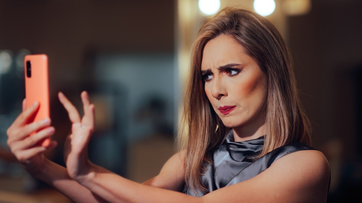 Γιατί κρίνουμε τόσο εύκολα μια γυναίκα από την εμφάνισή της – Η ψυχολόγος απαντά
