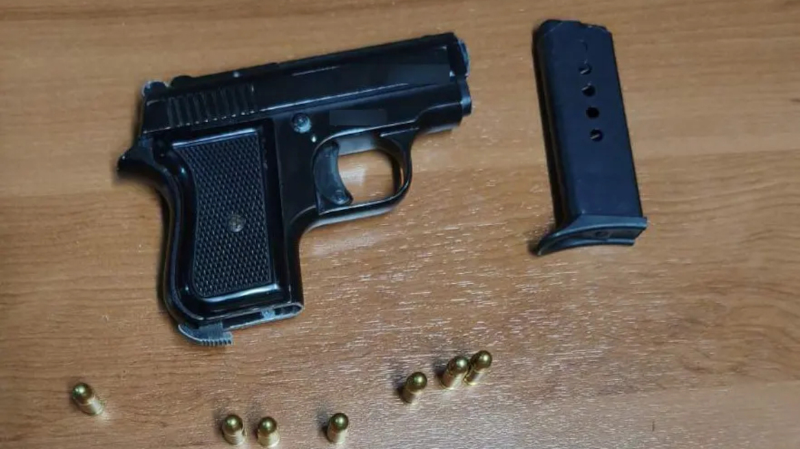 Συνελήφθη 35χρονος για απόπειρα ανθρωποκτονίας της συντρόφου στον Άγιο Παντελεήμονα, την απείλησε με όπλο
