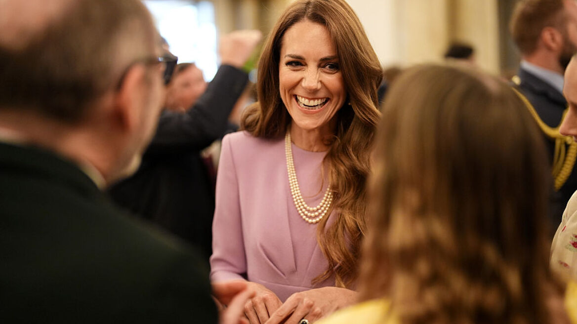 H Kέιτ Μίντλετον αγκάλιασε ηλικιωμένο την ημέρα που τίμησαν τη βασίλισσα Ελισάβετ (βίντεο)
