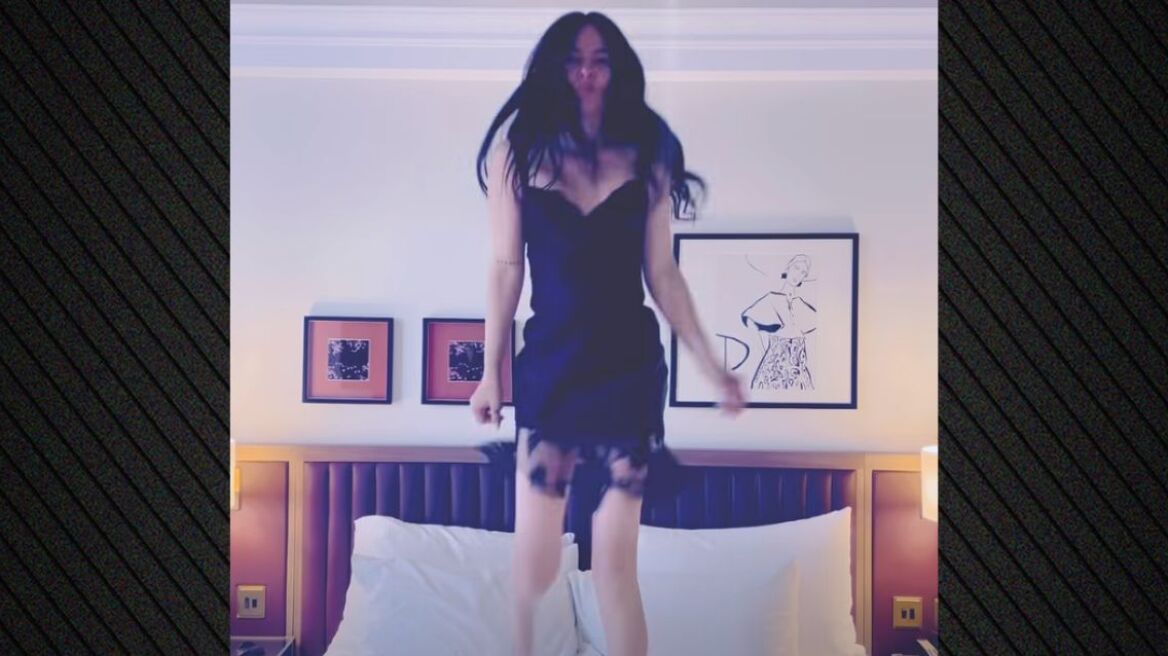 Η Ζενεβιέβ Μαζαρί χοροπηδάει ενθουσιασμένη πάνω στο κρεβάτι φορώντας το νυχτικό της, δείτε βίντεο